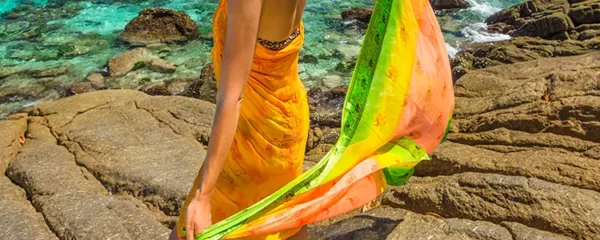 Mettez de la couleur à votre tenue de plage avec des sarongs colorés