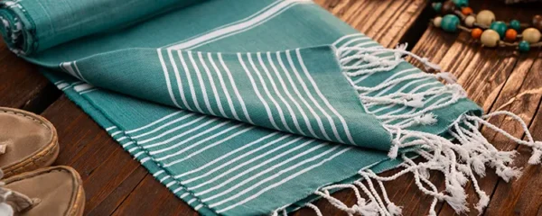 Rayures classiques ou motifs ethniques : quelle serviette de plage choisir